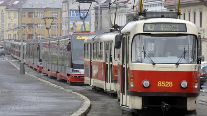 Začátkem prosince ochromila dopravu v Česku ledovka. Vrstva ledu na elektrických drátech zkomplikovala provoz tramvají, trolejbusů i vlaků. V Praze nebo Olomouci byl kompletně přerušen tramvajový provoz a na železnici uvízly tisíce lidí, mnoho z nich strávilo ve vlacích i noc.
