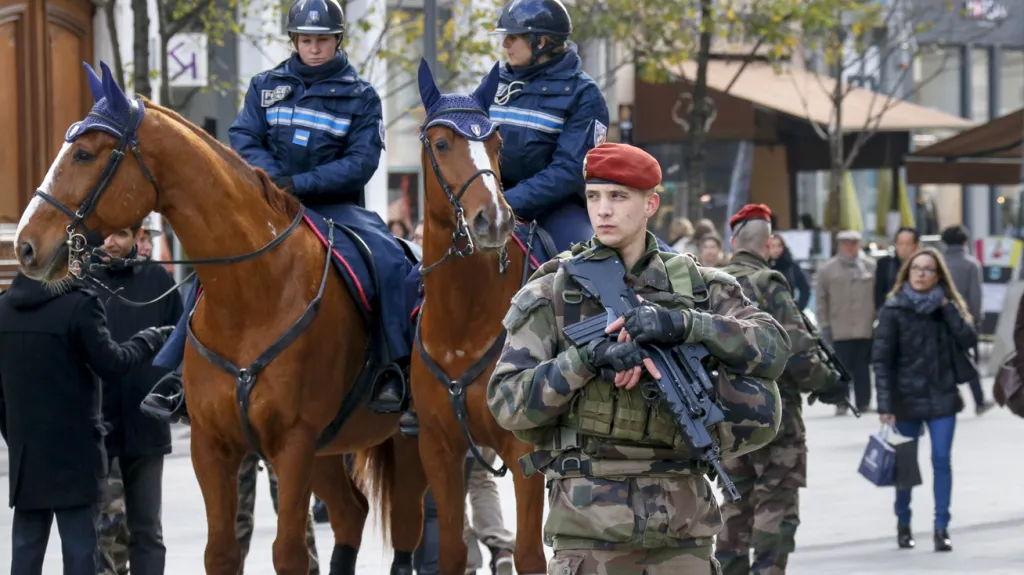 Vojenské a policejní hlídky v ulicích Lyonu