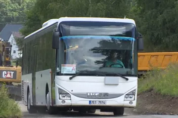 Dopravní spojení do Frýdlantského výběžku omezila uzavírka i vlaková výluka
