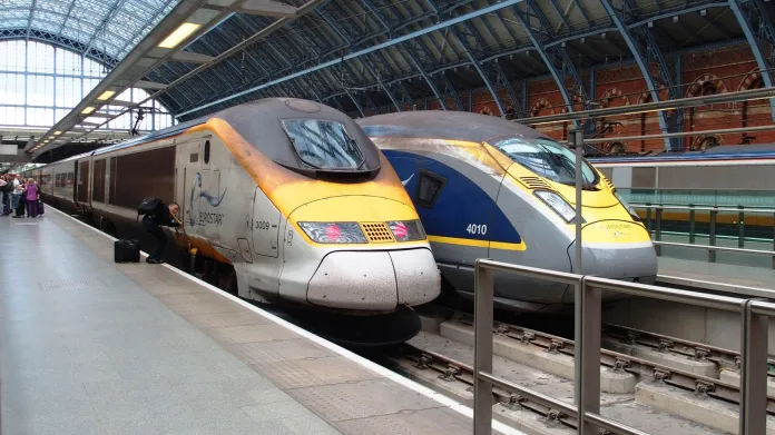 Vlaky Eurostar dvou generací na londýnském nádraží St. Pancras