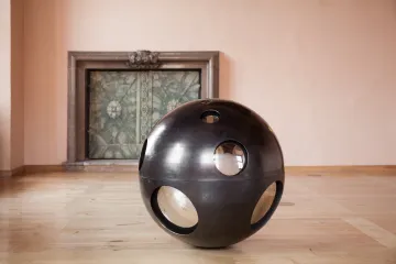 Sochař Vladimír Škoda to umí s hmotou i jejím odrazem skoulet