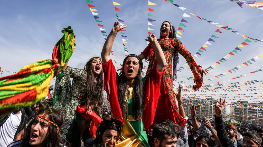 Kurdové v Diyarbakiru oslavují Nourúz