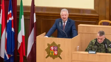 Ministr obrany Jaromír Zůna (za SPD, na snímku vlevo) s Miroslavem Hlaváčem
