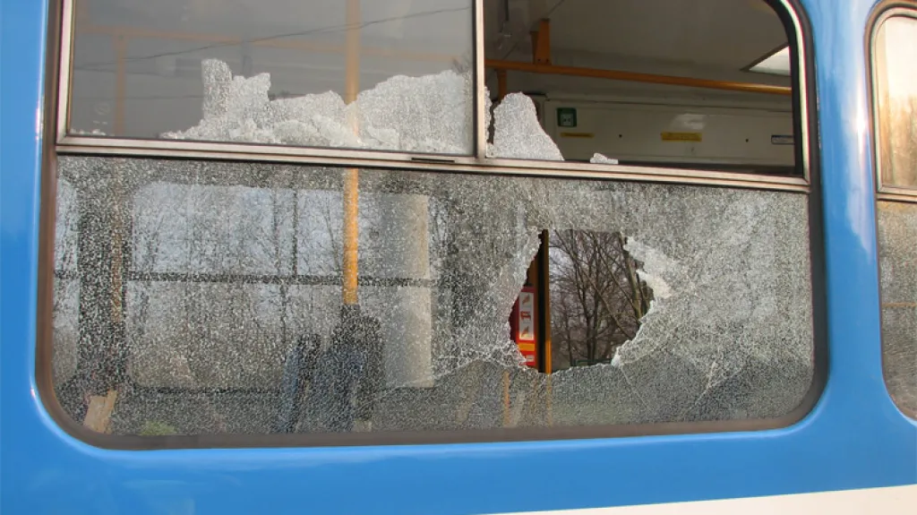Poškozené okno tramvaje