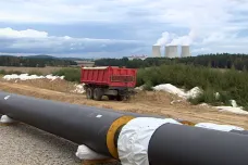 Reportéři ČT: Stavba teplovodu z Temelína se kvůli sporu zastavila. Problémy mají desítky firem