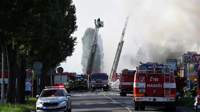 Hasiči zasahují u požáru průmyslového objektu v Otrokovicích na Zlínsku