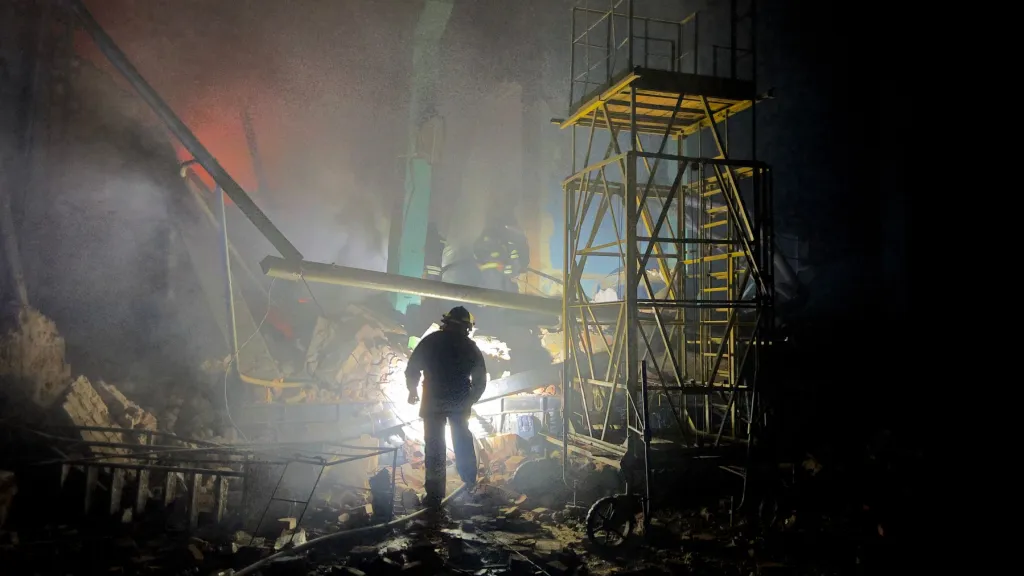 Hašení požáru po raketovém útoku na Charkov - archivní snímek z roku 2022