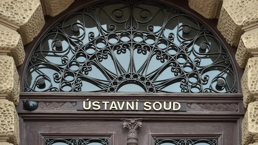 Ústavní soud dal šanci na odškodnění matce mrtvého brigádníka