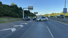 Dopravní policisté odstraňují následky havárie nákladního vozidla na Jižní spojce