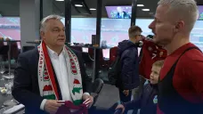 Viktor Orbán s šálou ukazující takzvané Velké Maďarsko