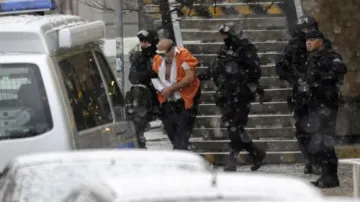 Policisté vyvádějí lupiče