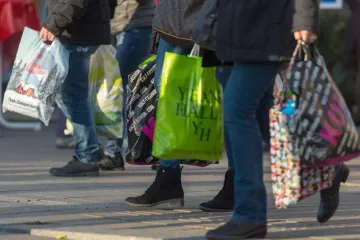 Obchodníci si mnou ruce, Češi o zlatém víkendu nakupovali ostošest