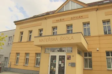 Nové třídy v podkroví, pavilony v zahradě. Kvůli nedostatku míst ve školách vznikla komise