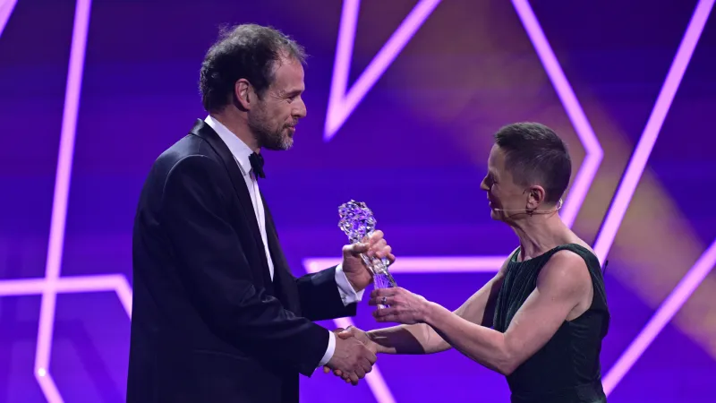 Cenu za nejlepší zvuk dostal Viktor Ekrt a film Vlny. Cenu mu předala tlumočnice Helena Koutná