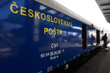 Vlaková pošta třídící zásilky při jízdě skončila před dvaceti lety. Přednost dostala velká centra