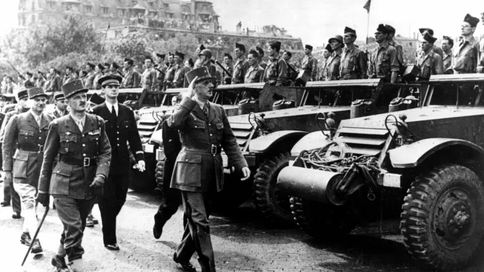 Charles de Gaulle v roce 1944 při osvobození Paříže