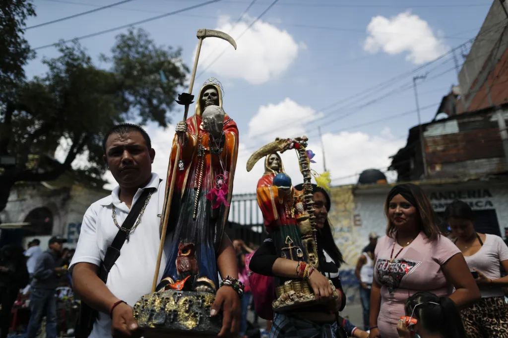 Hlavní ikonou kultu je Santa Muerte (Svatá Smrt). Typická je figura kostry, kterou věřící oblékají do pestrobarevných šatů. Kult tradičně slouží jako útěcha v obtížných dobách - kostlivci a podobné postavy se historicky zobrazovaly právě během pandemií. Odkazují k bezpečné cestě posmrtným světem a vítězství nad smrtí
