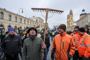 Němečtí farmáři vytáhli proti vládním škrtům v traktorech
