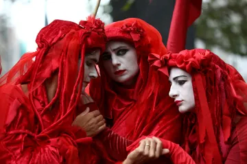 Týden obrazem: Létání s orlem, květinový revolver a vesnice, kterou pohltí voda