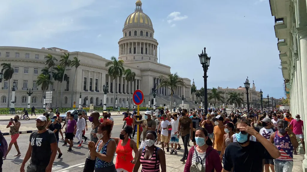 Kubánci vyšli protestovat proti své vládě do ulic. V zemi chybí potraviny a základní zboží
