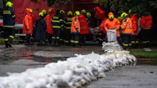 V Českých Budějovicích zahájili stavbu protipovodňových bariér z pytlů s pískem