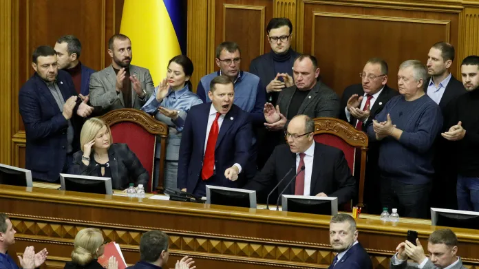 Schůzi ukrajinského parlamentu provází hádky