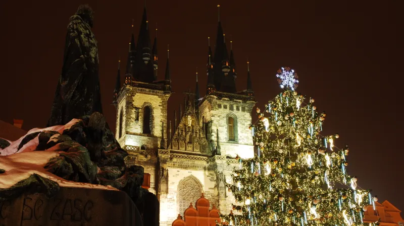 2010: Padesátiletý dvacetimetrový smrk z obce Zaječov v brdských lesích byl ozdoben ve stylu secese a maleb Alfonse Muchy.