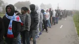 Skupina běženců čeká na přesun do jiných částí Francie