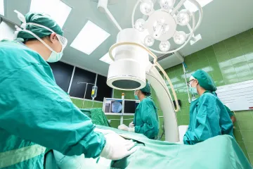 Operace žlučníku skončila smrtí. Za nesprávnou léčbu dostali dva lékaři ze Šumperka podmínku
