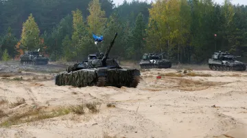 Bojová vozidla CV90 na cvičení v Lotyšsku