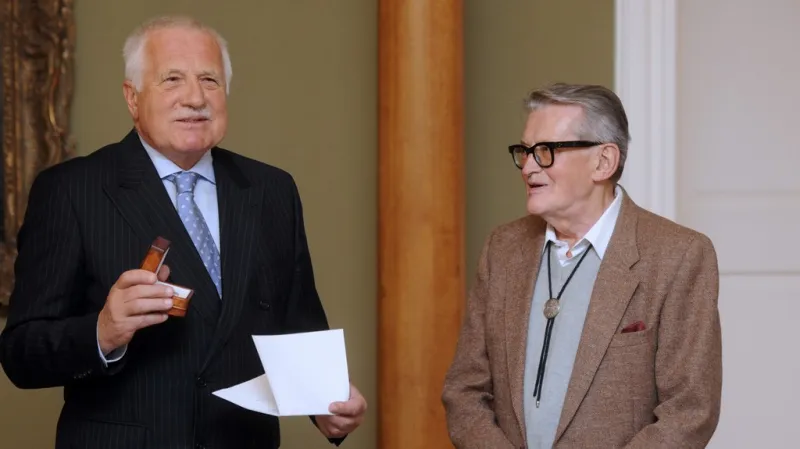 Scenárista a režisér Vojtěch Jasný (vpravo) převzal 8. listopadu na Pražském hradě Zlatou plaketu z rukou prezidenta Václava Klause.