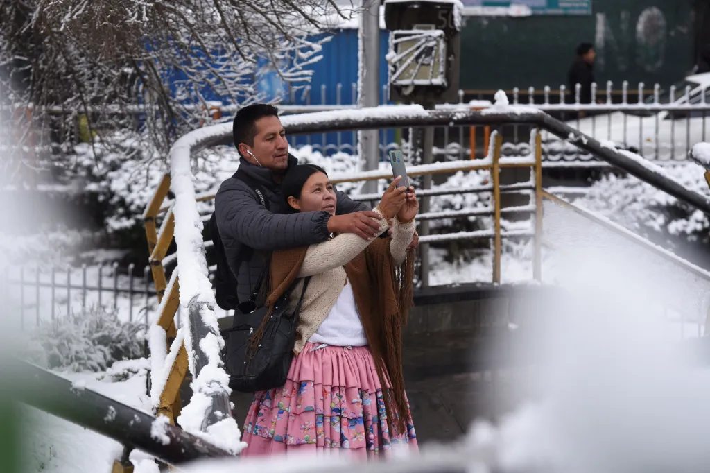 Silné sněžení v bolívijském městě El Alto