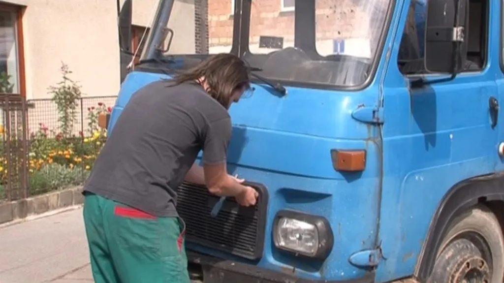 Řidič u havarované avie