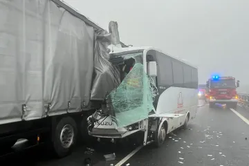 Nehoda autobusu s kamionem na několik hodin zablokovala D8. Zranilo se několik cestujících, jeden vážně