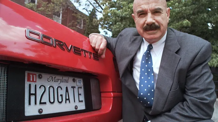 Gordon Liddy u svého vozu s provokativní značkou (archivní foto z roku 1997)