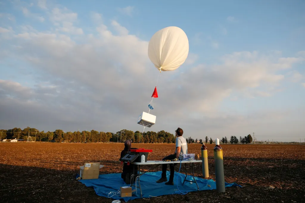 Izraelský startup High Hopes Labs vyvíjí balon, který je schopný měřit hladinu  uhlíku přímo z atmosféry ve vysoké nadmořské výšce. Zkoušky se odehrávají u města Petach Tikva