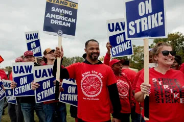 „Mají miliardové zisky, zasloužíme si něco lepšího.“ Stávka v amerických automobilkách eskaluje
