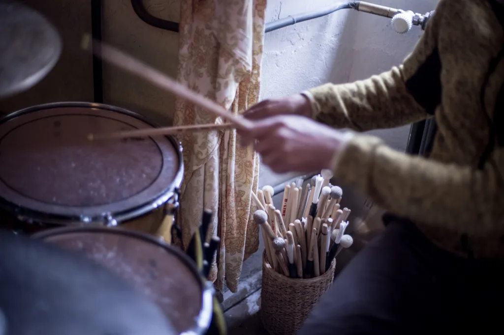 Naopak lehce stoupl odbyt v Česku a Slovensku a dokonce výrazně nakupovali bubeníci v Polsku. Ale třeba dodávky do Anglie se zmenšily zhruba o 30 procent. Jak říká Pelíšek: „Bubeníci během lockdownu nepolevili a pilně cvičili“