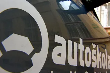 Motorkáře srazilo auto při poslední jízdě autoškoly. Řídit už nechce
