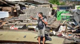Zahraniční turista na Lomboku zasaženém zemětřesením