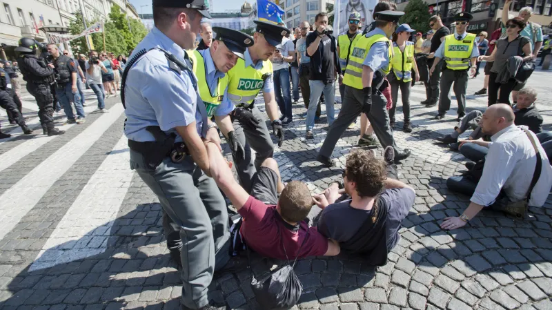 Policisté odtahují aktivisty, kteří chtěli zabránit jízdě Nočních vlků