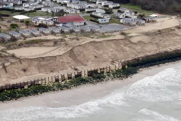Eroze stále víc zasahuje Evropu. Pociťují to přímořské oblasti Británie, Francie či Itálie