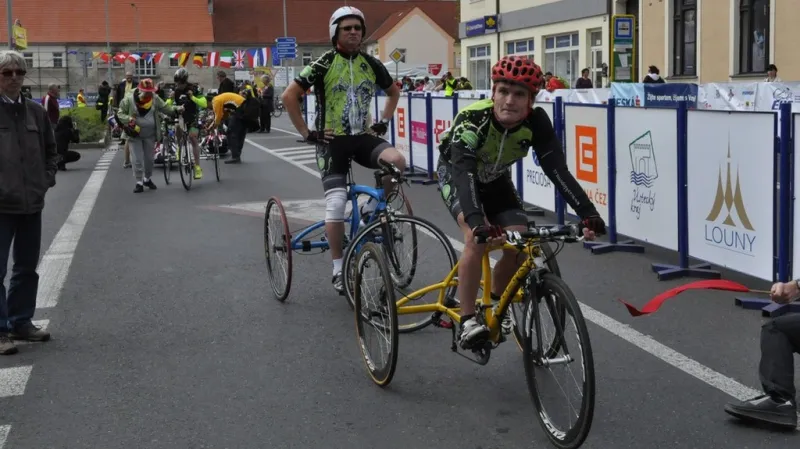 Cyklisté na trati závodu