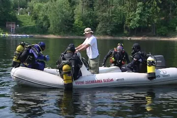 Policie navrhla obžalovat rodiče chlapců, kteří utonuli v jezeře Lhota