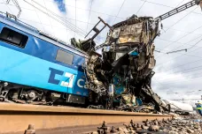 Pokračuje likvidace nedělní nehody vlaků u Světce, dělníci od sebe oddělují lokomotivy