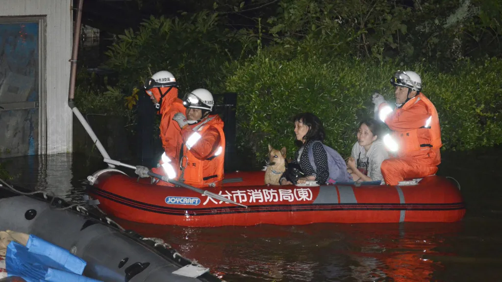 Evakuace obyvatel japonského města Oita