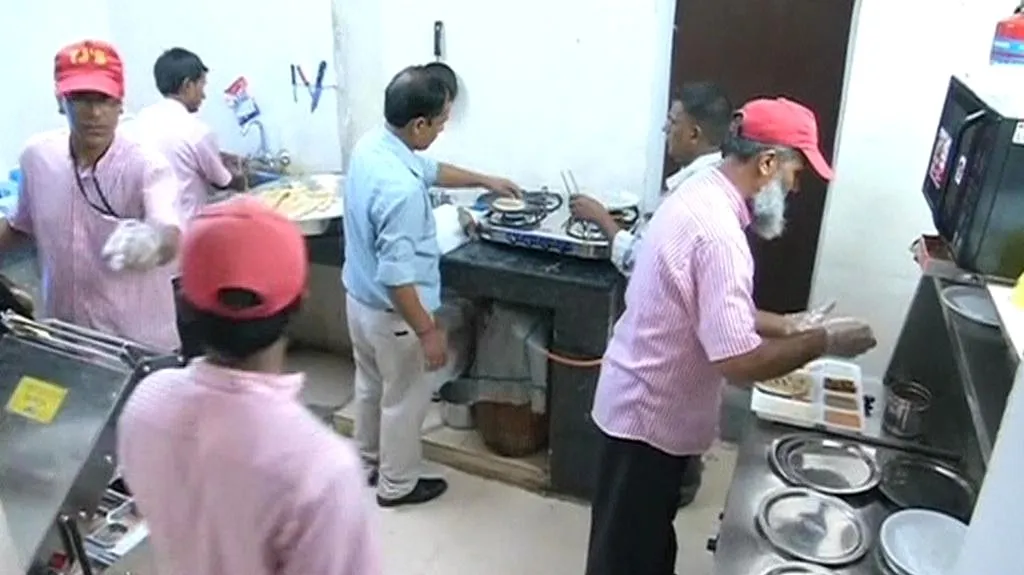 Indičtí vězni se učí vařit