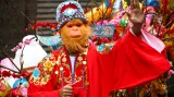 Muž v kostýmu opice zdraví dav svých příznivců při oslavách ve filipínské Manile. Ve zdejší čínské čtvrti Binondo, která je považována za nejstarší na světě, se k oslavám připojily tisíce lidí.