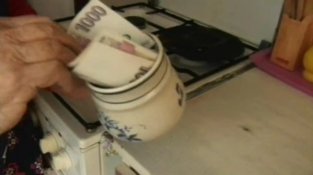 Starší lidé schovávají peníze i v hrnečcích