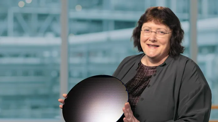 Ředitelka technologického vývoje společnosti Intel Ann B. Kelleher se silikonovým plátem čipů